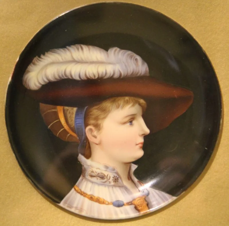 Portret op porselein - Diversen › Schilderijen en prenten - €125.00 - Porseleinen schotel met handgeschilderd portret.
Vermoedelijk Regency periode (ca 1820)
Ingelijst op latere datum.
33 x 29cm, lijst inbegrepen