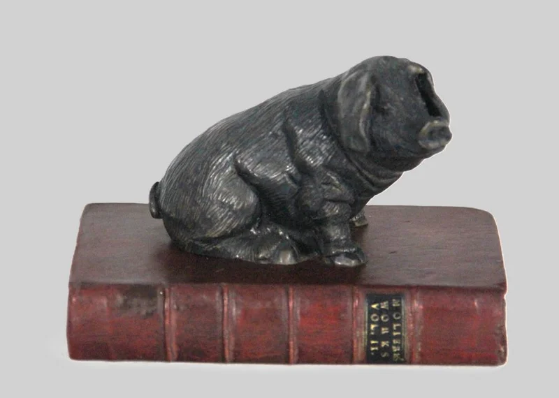 Presse-papier - Diversen › Figuren - €65.00 - Presse-papier in vorm van een varken op een imitatie boek.
14 x 9cm; 10cm hoog
Figuur in gietijzer
19e eeuw