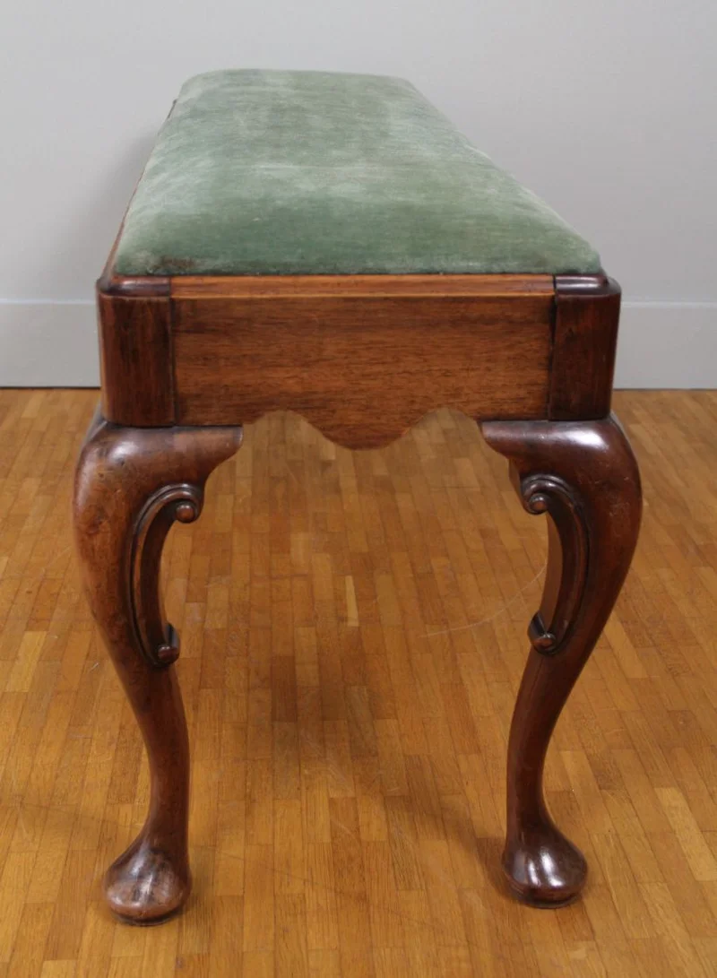 Raam- of pianobank - Meubel › Zitmeubels - €545.00 - Lange bank in notenhout en gestoffeerde inlegzitting.
110 x 36cm; 53cm zithoogte.
George I stijl; Edwardian periode.
ca 1900/1930