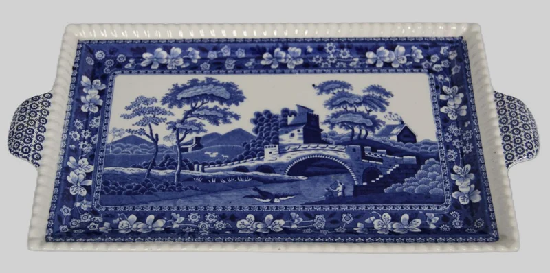 Rechthoekig plateautje - Porselein › Serviesgoed - €25.00 - Een plat rechthoekig plateautje, 
gemerkt Spode Copeland, decor "Tower"
34 x 20cm
Eerste helft 20e eeuw