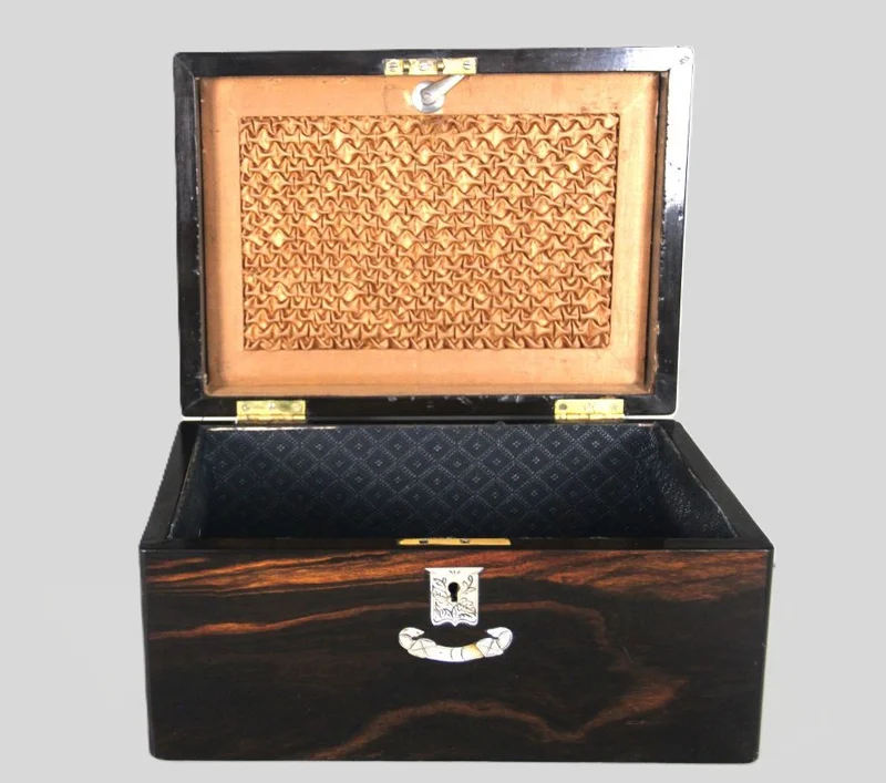 Rechthoekige doos in coromandel - Diversen › Dozen en kistjes - €195.00 - Grote rechthoekige doos, gefineerd in coromandel en op het deksel en rond het sleutelgat ingelegd met gegraveerd parelmoer.
28 x 20cm, 14.5cm hoog
Vroege 19e eeuw; Georgean periode