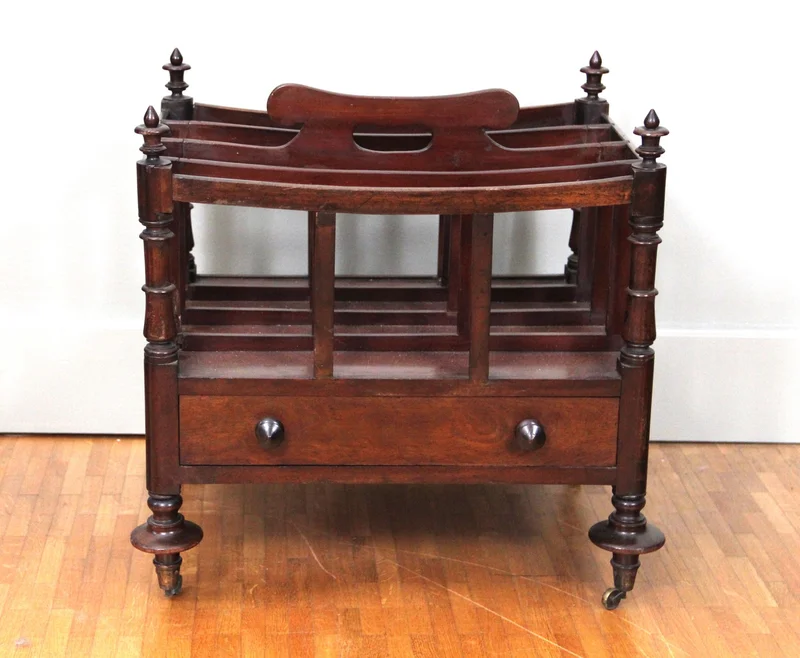 Regency canterbury - Meubel › Bijzetmeubels - Engels krantenhouder (canterbury) in Cubaans mahoniehout. Eén lade onder het open rek.
Volledig originele toestand.
50 x 37cm; 51cm hoog
Regency periode, ca 1810-1820