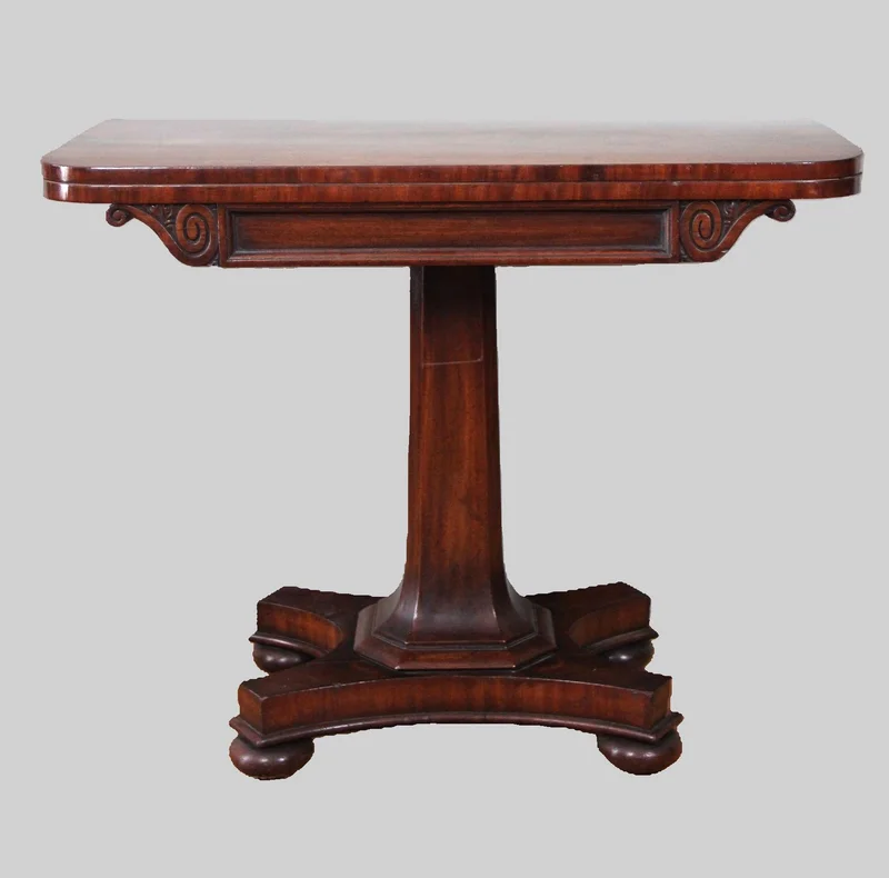 Regency kaarttafel - Meubel › Tafels - Engelse opklapbare kaarttafel in mahoniehout. Gesloten te gebruiken als wandtafel. Vilt speelblad binnenin.
91 x 45.5cm; 91cm vierkant opengeklapt; 74cm hoog
Regency periode, ca 1820

€