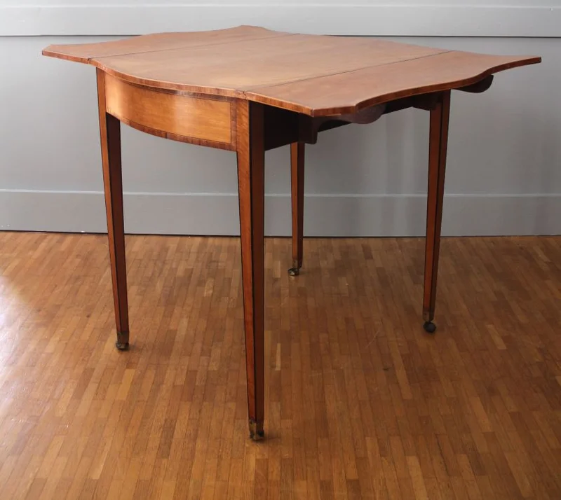 Regency pembroketafel - Meubel › Tafels - €850.00 - Regency pembroketafel in satijnhout met een crossbanding van rozenhout. Oorspronkelijke wieltjes.
52x76cm afgeklapt, 98x76cm opengeklapt; 72cm hoog.
Regency periode: 1810/1830
Engeland