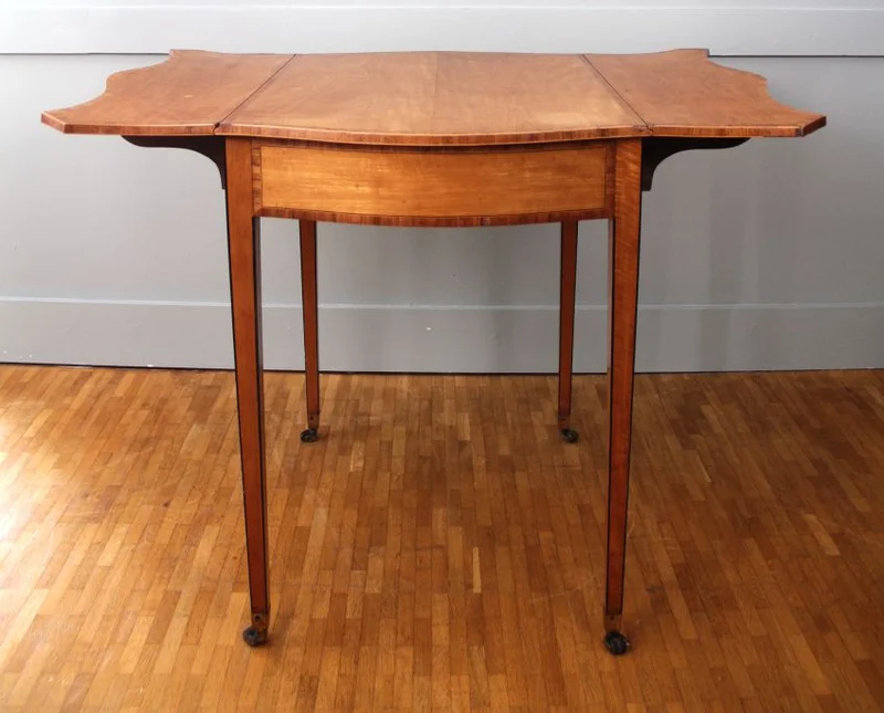 Regency pembroketafel - Meubel › Tafels - €850.00 - Regency pembroketafel in satijnhout met een crossbanding van rozenhout. Oorspronkelijke wieltjes.
52x76cm afgeklapt, 98x76cm opengeklapt; 72cm hoog.
Regency periode: 1810/1830
Engeland