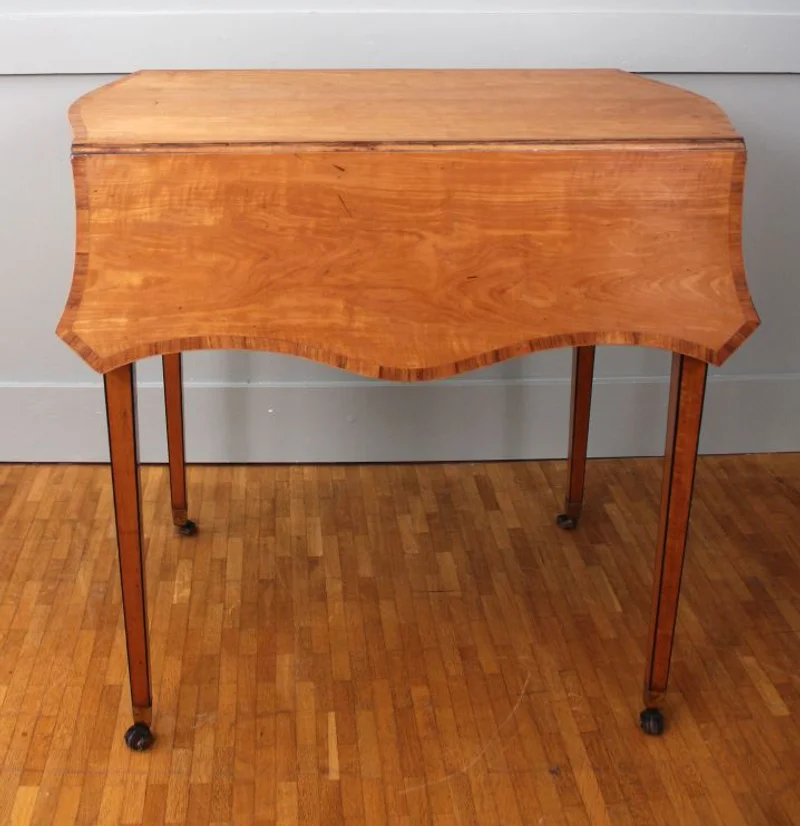 Regency pembroketafel - Meubel › Tafels - €850.00 - Regency pembroketafel in satijnhout met een crossbanding van rozenhout. Oorspronkelijke wieltjes.
52x76cm afgeklapt, 98x76cm opengeklapt; 72cm hoog.
Regency periode: 1810/1830
Engeland