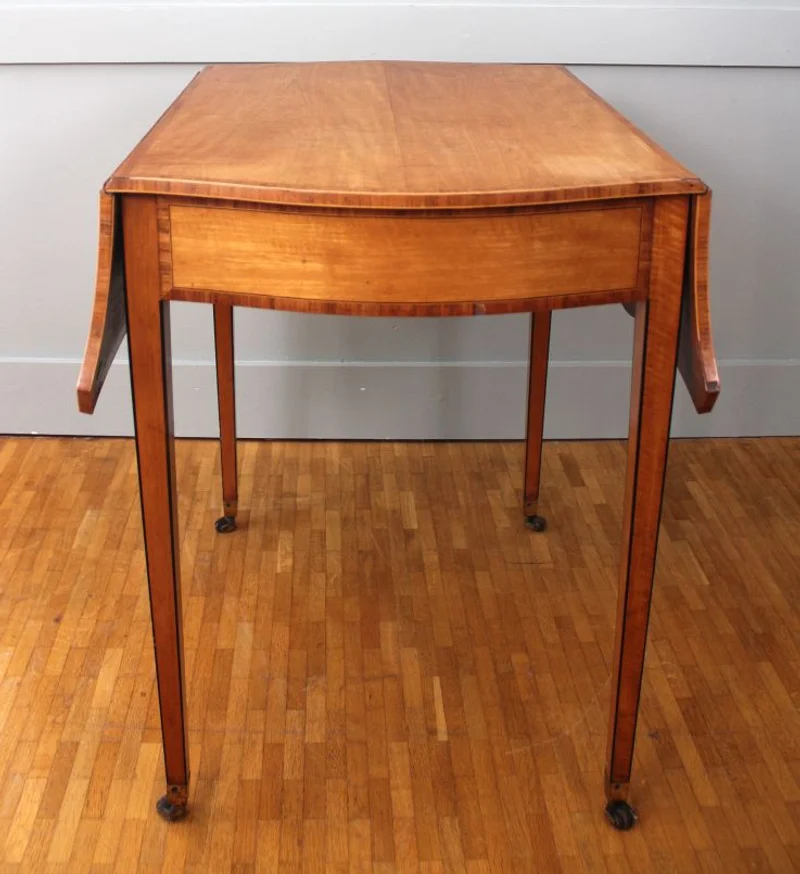 Regency pembroketafel - Meubel › Tafels - €850.00 - Regency pembroketafel in satijnhout met een crossbanding van rozenhout. Oorspronkelijke wieltjes.
52x76cm afgeklapt, 98x76cm opengeklapt; 72cm hoog.
Regency periode: 1810/1830
Engeland