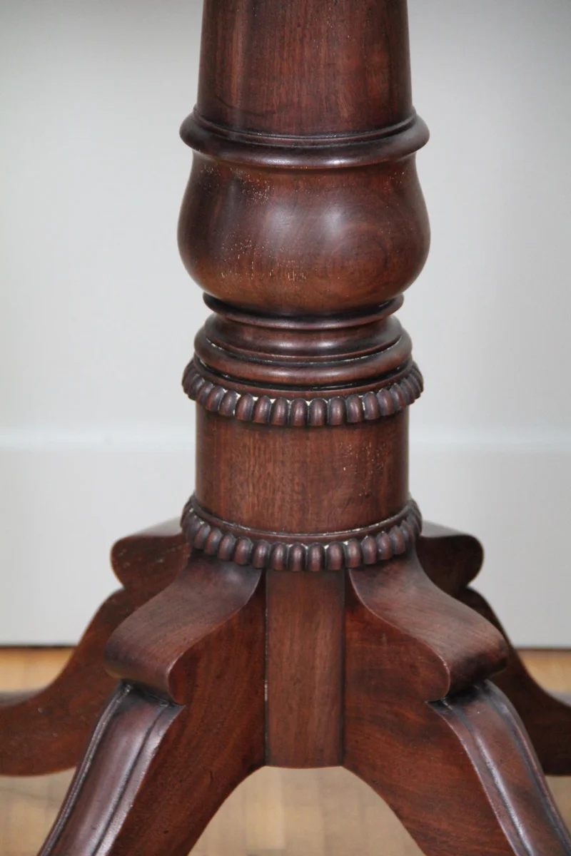 Regency speeltafel - Meubel › Tafels - Speeltafel met mahonie voet en speelblad in notenhout en sierrand in marqueterie. Onder het blad twee scharnierende koperen kandelaarhouders.
Regency periode, ca 1820

€