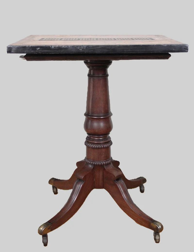 Regency speeltafel - Meubel › Tafels - Speeltafel met mahonie voet en speelblad in notenhout en sierrand in marqueterie. Onder het blad twee scharnierende koperen kandelaarhouders.
Regency periode, ca 1820

€