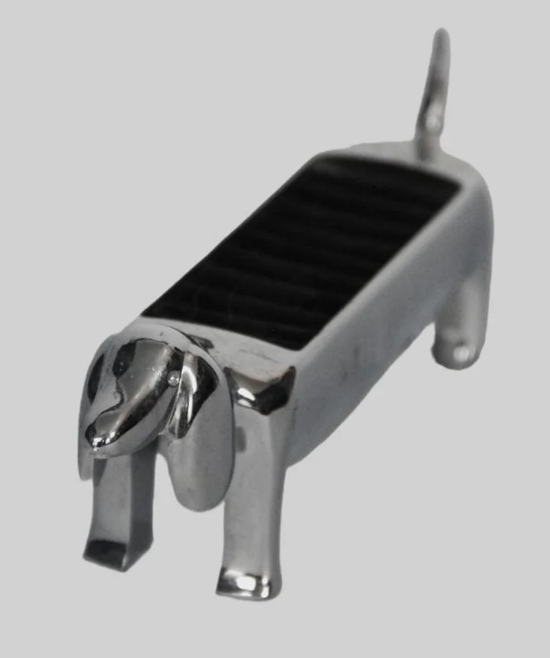 Ringenhouder - Zilver › Diversen - Verzilverde ringenhouder in de vorm van een dashond.
Op de rug een geplooid kussentje waar diverse ringen kunnen tussengestoken worden.
14cm lang.
Vintage