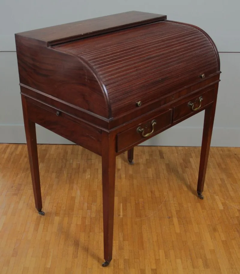 Rolluikbureautje - Meubel › Bijzetmeubels - Mahoniehouten rolluikbureautje met uitschuifbaar en opklapbaar schrijfblad, diverse binnenladen en pigeonholes. Twee uitschuifbare legplankjes aan de zijkanten. Originele castors.
76 x 57cm; 96cm hoog.
Georgean stijl; Edwardian periode; ca 1930