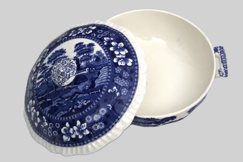 Ronde dekselschaal - Porselein › Serviesgoed - €20.00 - Dekselschaal, gemerkt Spode Copeland, decor "Tower".
Diameter 16cm
Eerste helft 20e eeuw