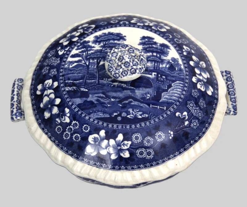 Ronde dekselschaal - Porselein › Serviesgoed - €20.00 - Dekselschaal, gemerkt Spode Copeland, decor "Tower".
Diameter 16cm
Eerste helft 20e eeuw