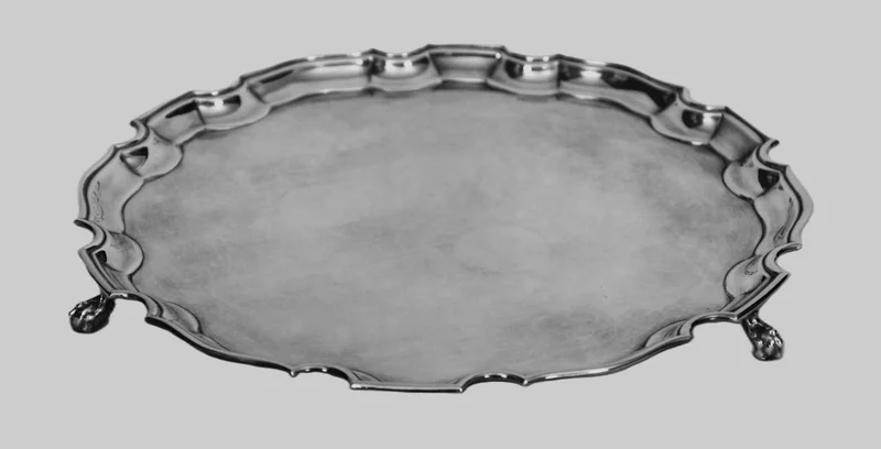 Ronde schotel op drie klauwpootjes - zilver › Plateau's - €60.00 - Verzilverde schotel op drie klauwpootjes en met gekartelde rand.
Georgean stijl; Edwardian periode
31cm diameter
Niet gemerkt