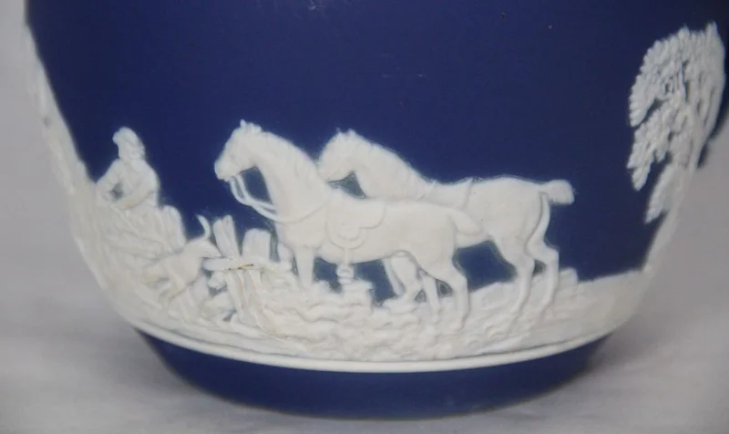 Roomkan in Wedgewood motief (1) - Porselein › Serviesgoed - €40.00 - Een roomkan met decoratie in Wedgewood stijl. Een verzilverde kraag.
Gemerkt: Tunstall England, Adam
12cm hoog
19e eeuw