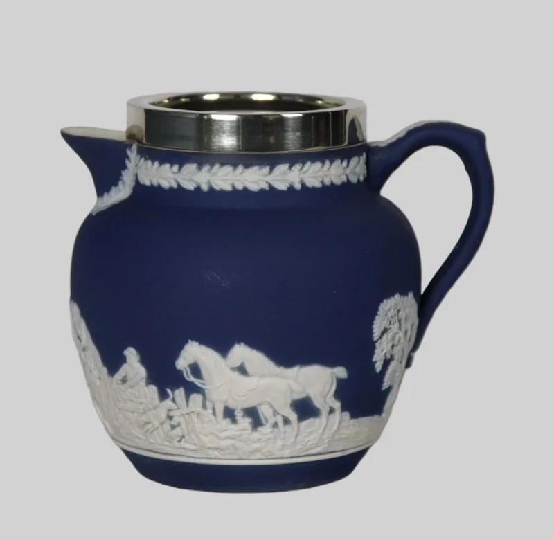 Roomkan in Wedgewood motief (1) - Porselein › Serviesgoed - €40.00 - Een roomkan met decoratie in Wedgewood stijl. Een verzilverde kraag.
Gemerkt: Tunstall England, Adam
12cm hoog
19e eeuw