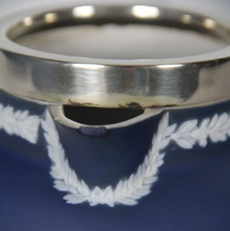 Roomkan met Wedgewood motief (2) - Porselein › Serviesgoed - €20.00 - Roomkan met decoratie in de stijl van Wedgewood en een verzilverde kraag.
Kleine schilfer van de schenktuit.
Gemerkt: Tunstall England, Adam
12cm hoog
19e eeuw