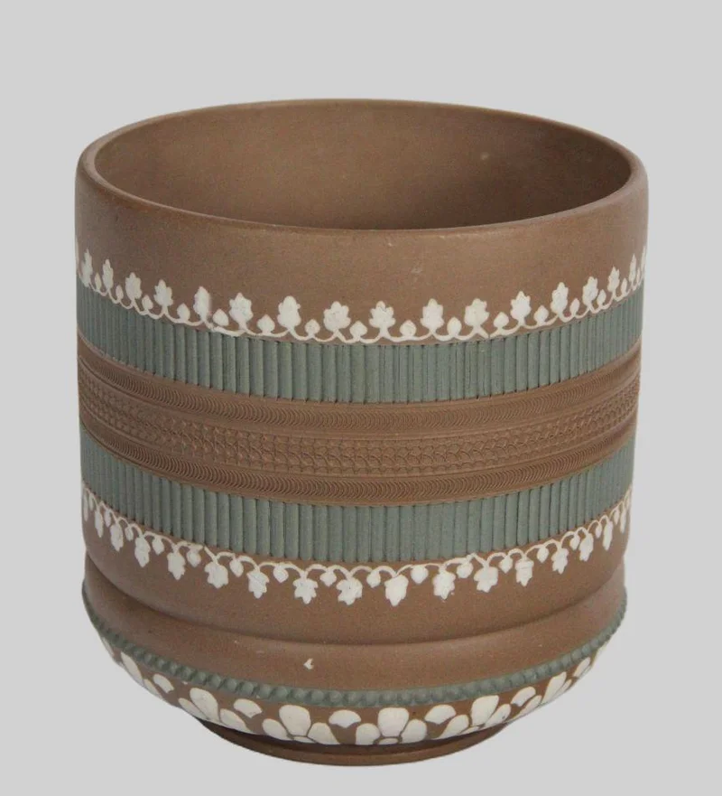 Royal Doulton cache-pot (1) - Porselein › Cachepots - €165.00 - Cilindervormige cache-pot, gemerkt Royal Doulton Silicon Lambeth (D).
17cm diameter, 17.5cm hoog.
Engeland, eind 19e eeuw