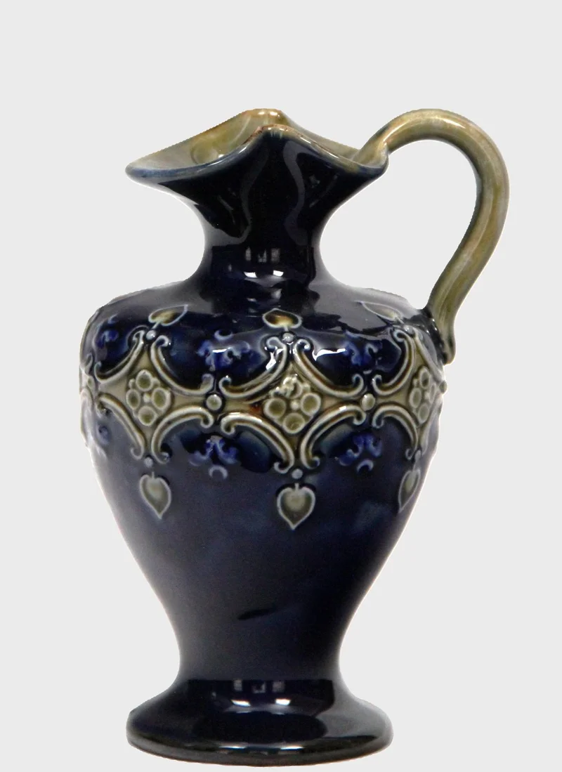 Royal Doulton schenkkannetje, één van een paar (1)  - Porselein › Vazen - €75.00 - Gemerkt Royal Doulton.
Datumstempel 1902-1922 en 1927-1936
14cm hoog

Prijs voor het paar