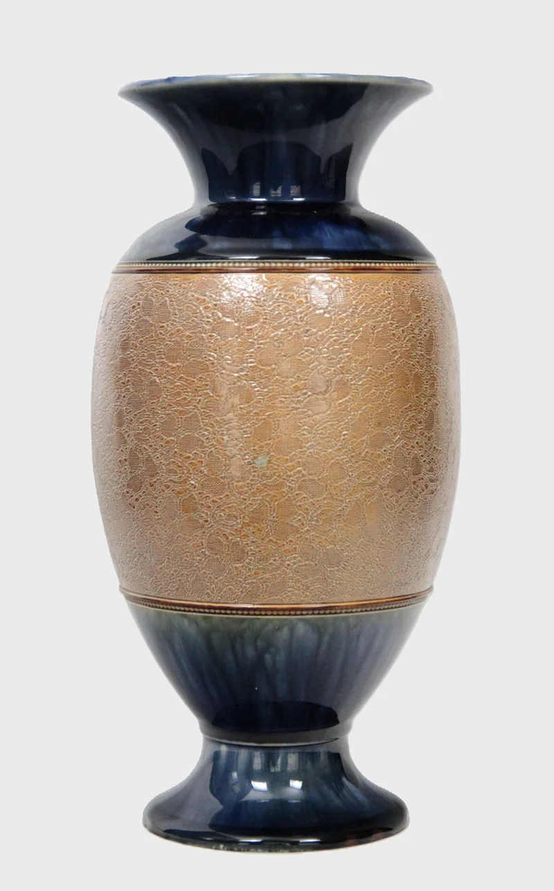 Royal Doulton vaas (1) - Porselein › Vazen - €125.00 - Gemerkt Royal Doulton.
Datumstempel 1902-1936
37.5cm hoog , 17cm diameter