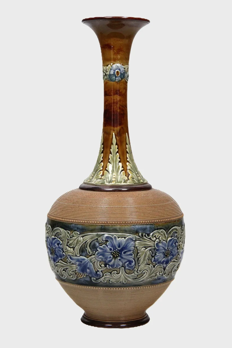 Royal Doulton vaas (3) - Porselein › Vazen - €265.00 - Gemerkt Royal Doulton.
Datummerk 1891-1956
41cm hoog, 19cm diameter