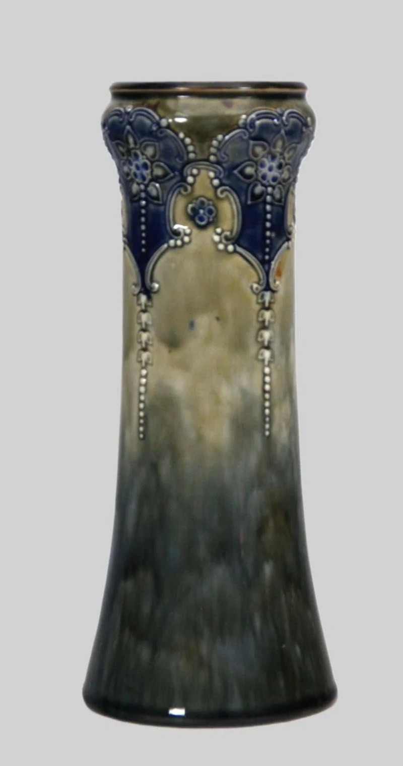 Royal Doulton vaas (7) - Porselein › Vazen - €265.00 - Hoge vaas in overwegend blauwgroene kleur.
11.5cm diameter, 27cm hoog
Gemerkt Royal Doulton 1880-1930