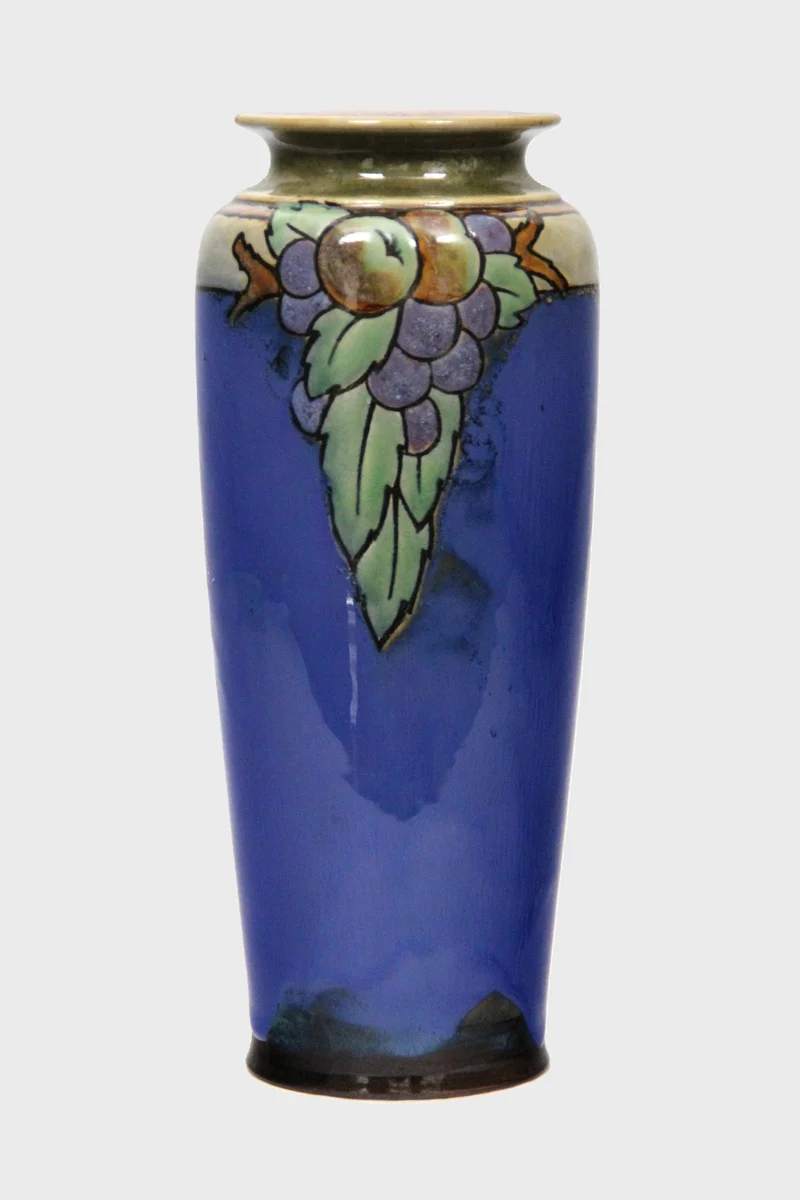 Royal Doulton vaas, één van een paar (2) - Porselein › Vazen - €265.00 - Gemerkt Royal Doulton.
Datummerk 1922-1956
25cm hoog, 11cm diameter

Prijs voor het paar