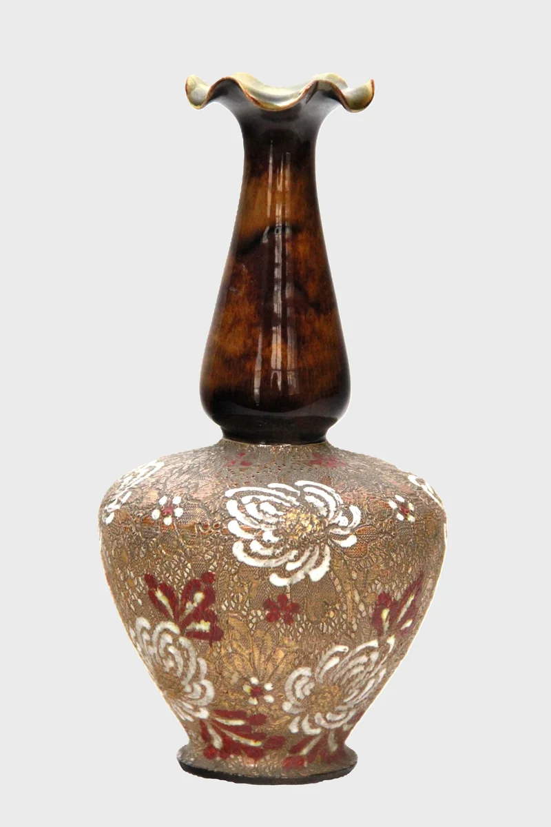 Royal doultonvaas, één van een paar (3) - Porselein › Vazen - €140.00 - Gemerkt Royal Doulton
Datummerk 1891-1956
23cm hoog.
Eén vaasje met miniem schilfertje
Afzonderlijk te koop (95€ en 45€)

Geprijsd voor het paar