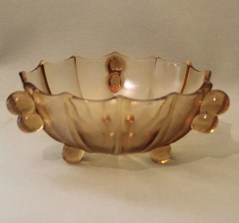 Schaal in geel glas - Glas › Schalen - Zeshoekige schaal in geperst glas. Licht geel gekleurd en op drie kanten gematteerd.
23cm diameter, 10cm hoog
1930-1950