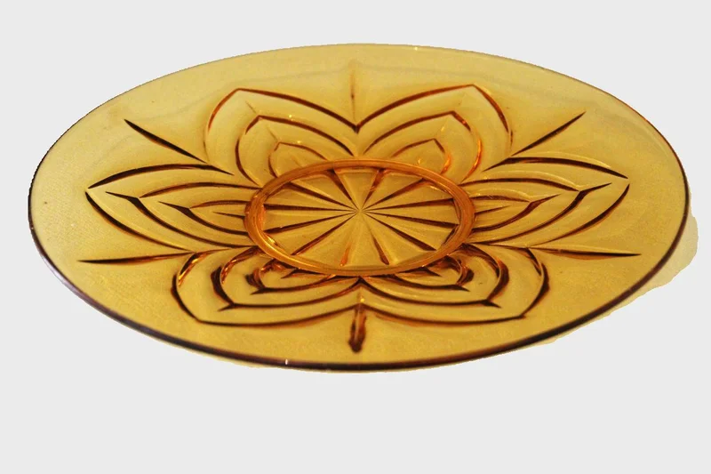 Schaal in geperst glas. - Glas › schalen - €25.00 - 27cm diameter.
1930-1960