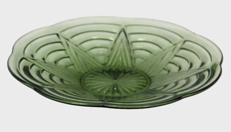 Schaal in groen geperst glas - Glas › Schalen - Stermotief.
20cm diameter
1930-1950