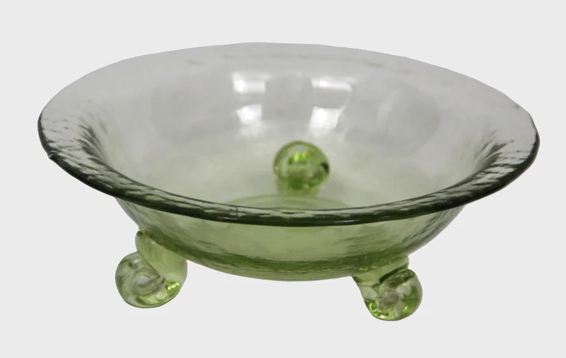 Schaal in groen glas - Glas › Schalen - Diepe schaal in geperst glas
20.5cm diameter
1930-1950