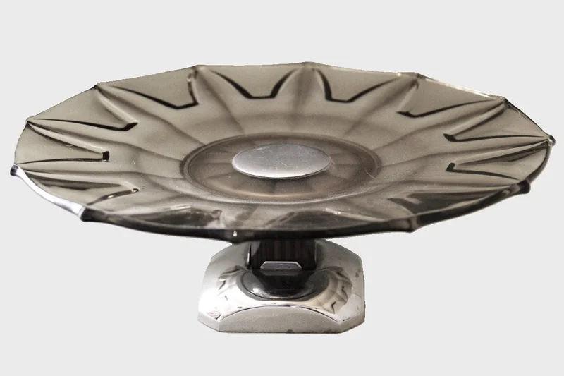 Schaal op voet vintage - Glas › Schalen - €85.00 - Taartschotel in gerookt glas op voet van palissanderhout en verchroomd metaal.
32cm diameter, 11cm hoog
1950-1970