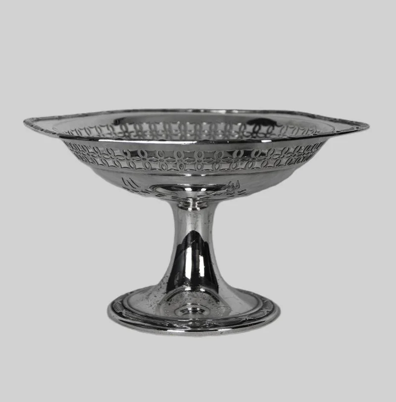 Schaal op voet - Zilver › Plateau's - Verzilverde zeshoekige schaal op voet.
Gemerkt James Dixon.
13.5cm hoog, 23cm diameter
Ca 1940