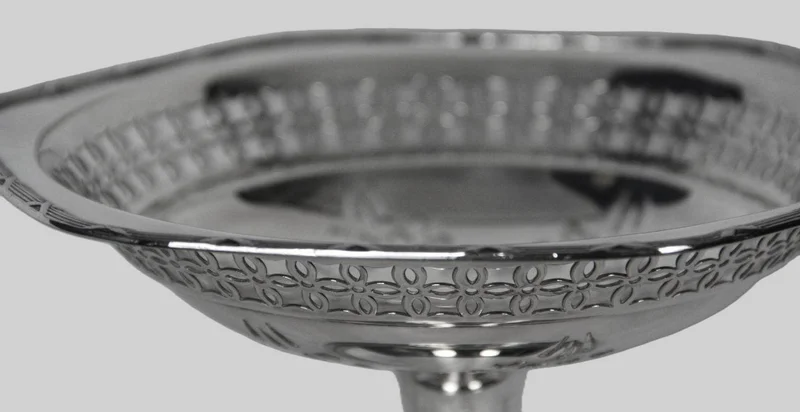 Schaal op voet - Zilver › Plateau's - Verzilverde zeshoekige schaal op voet.
Gemerkt James Dixon.
13.5cm hoog, 23cm diameter
Ca 1940