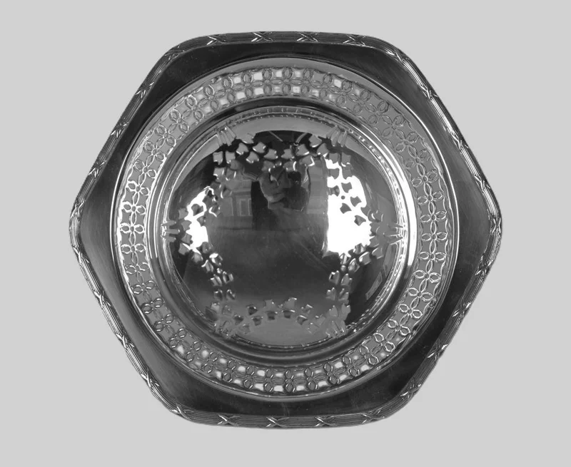 Schaal op voet - Zilver › Plateau's - Verzilverde zeshoekige schaal op voet.
Gemerkt James Dixon.
13.5cm hoog, 23cm diameter
Ca 1940