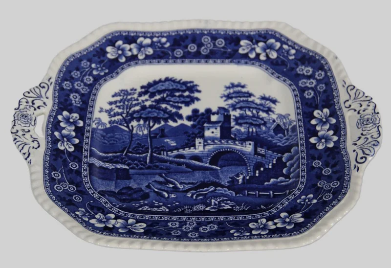 Schaal voor koekjes - Porselein › Serviesgoed - €25.00 - Vierkant schaaltje met twee oortjes.
Gemerkt Spode Copeland, decor "Tower"
28 x 24cm
Eerste helft 20e eeuw