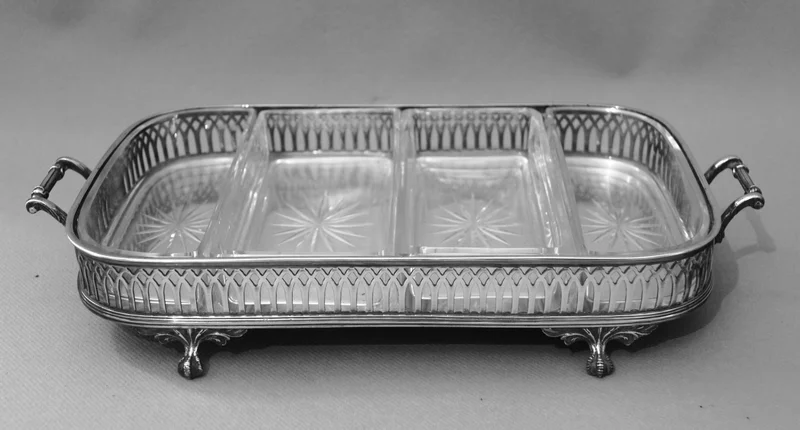 Schaal voor snacks - Zilver › Plateau's - €85.00 - Verzilverde schaal met opengewerkte gallerij en vier kristal schaaltjes.
35 x 16cm
Ca 1900-1930