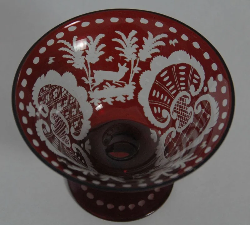 Schaaltje in Boheems glas - Glas › Schalen - €15.00 - Klein schaaltje op voet in Boheems glas met typische rode decoratie in neo-rococo stijl.
11.5cm diameter, 8.5cm hoog
Vroege 20e eeuw