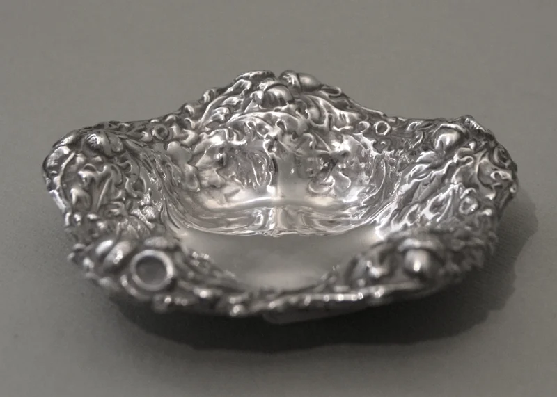 Schaaltje - Zilver › Plateau's - €95.00 - Klein schaaltje in gebost zilver.
Dialeter 12 cm
Gemerkt: Sterling
Vintage periode