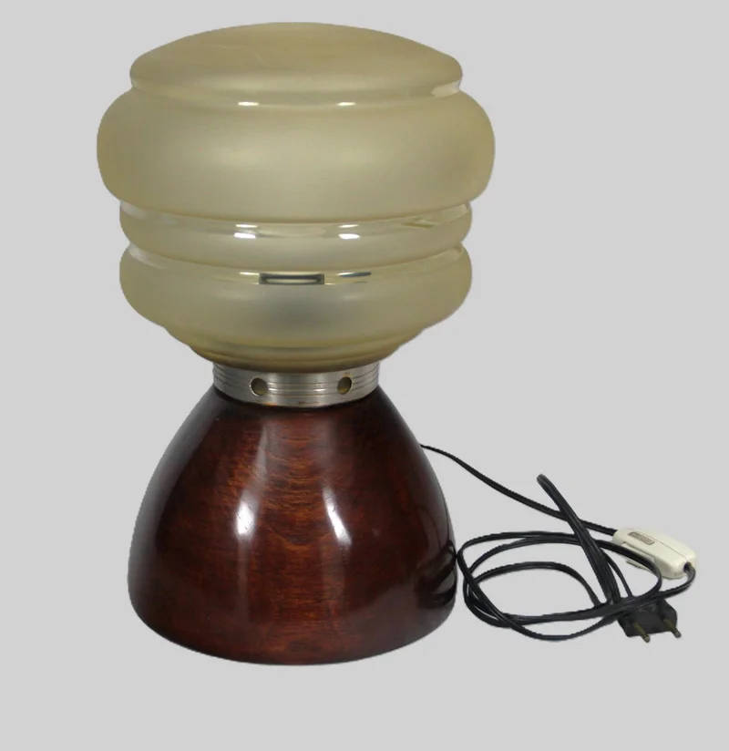 Schemerlamp op houten voet - Diversen › Verlichting - €185.00 - Schemerlamp op een houten voet in roodhout, handgepolitoerd en een glazen kag in gematteerd glas.
34cm hoog, 21cm diameter
Ca 1950-1970