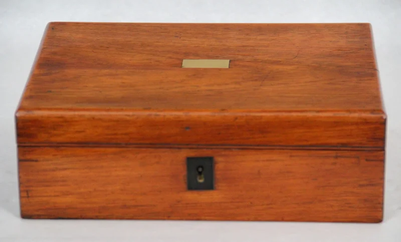 Schrijfkist - Diversen › Dozen en kistjes - €125.00 - Mahonie schrijfkistje.
26.5 x 21 cm, 9cm hoog (gesloten)
26.5 x 43 cm (open)
Victoriaans, ca 1840-1870