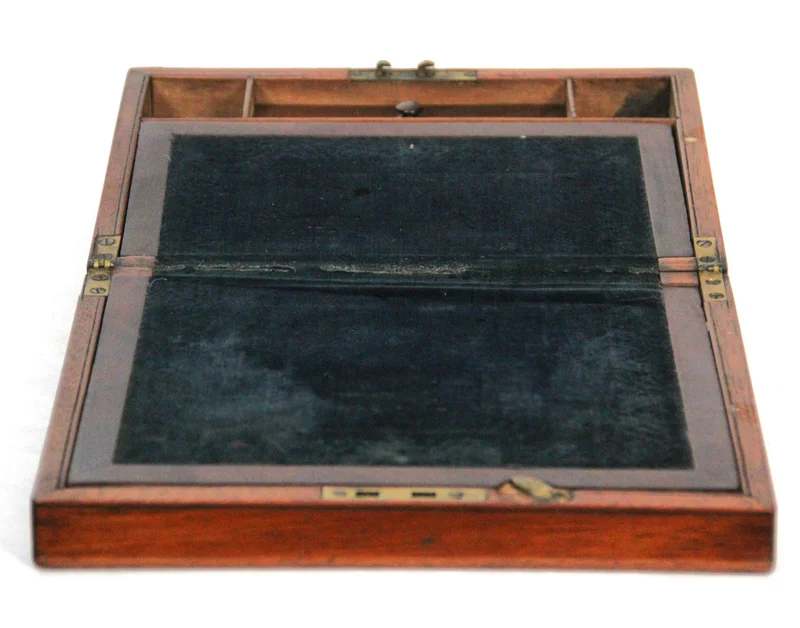 Schrijfkist - Diversen › Dozen en kistjes - €125.00 - Mahonie schrijfkistje.
26.5 x 21 cm, 9cm hoog (gesloten)
26.5 x 43 cm (open)
Victoriaans, ca 1840-1870