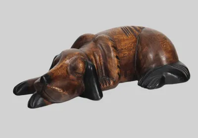 Sculptuur van liggende hond