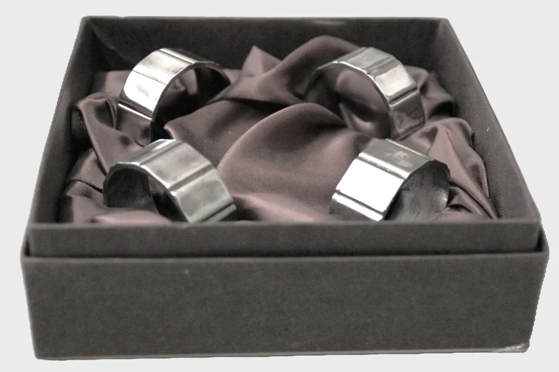 Servietringen (2) - Zilver › Serviesgoed - €85.00 - Set van 8 verzilverde servietringen in twee dozen.
20e eeuw

