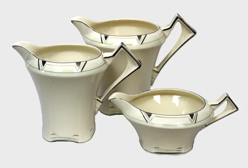 Set art déco schenkkannen - Porselein › Serviesgoed - €45.00 - Gemerkt Alfred Meakin
Ca 1937
Drie roomkannen met verschillende hoogte
Hoogste kan 14cm