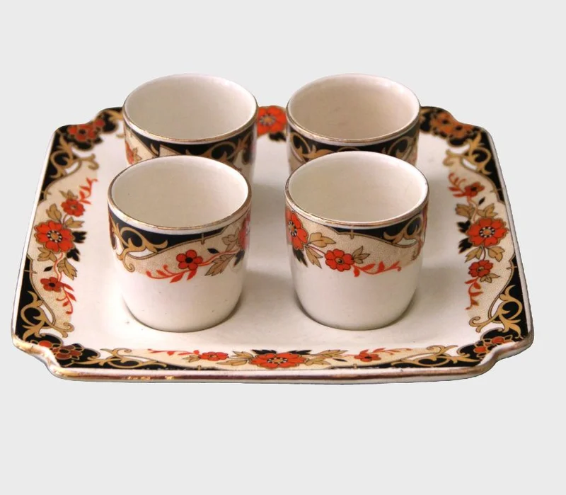 Set eierdopjes engels - Porselein › Serviesgoed - Gemerkt Loighton Pottery Burslem
Edwardian periode, ca 1930
Vierkant 16cm

€ 