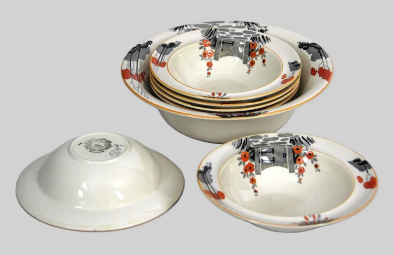 Set fruitschalen Edwardian periode - Porselein › Serviesgoed - €60.00 - Set van 6 kommetjes en één grote schaal.
Gemerkt Burghley Ware
1930-1940