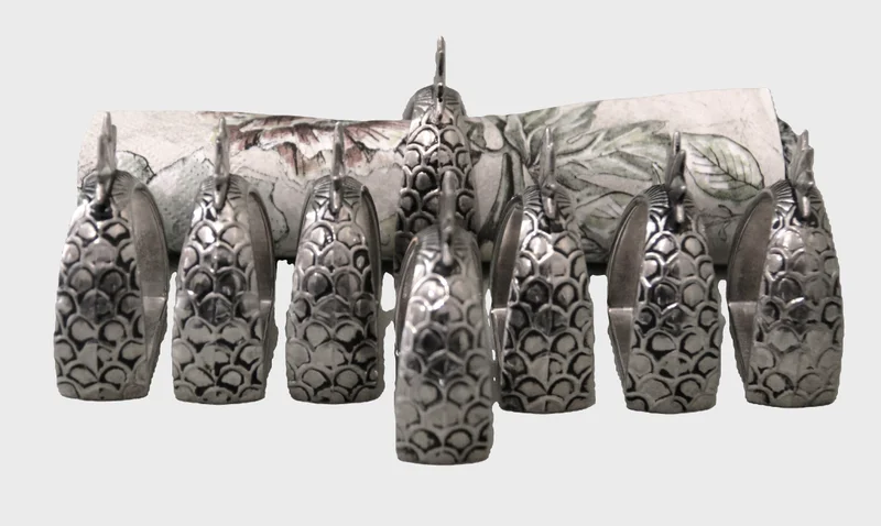 Set servietringen - Zilver › Serviesgoed - €85.00 - Set van 8 verzilverde servietringen, versierd met bladmotieven en een bekroning met palmet.
Vroege 20e eeuw