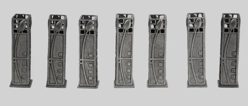 Set vaasjes naar ontwerp van C.R.Mackintosh - Zilver › Diversen - Set van 7 kleine verzilverde vaasjes naar ontwerp van Charles Rennie Mackintosh. Gelimiteerde oplage.
Gemerkt O   aeW: vermoedelijk Owen and Wild.
6.5cm hoog, 1.05cm vierkante basis.
Vroege 20e eeuw